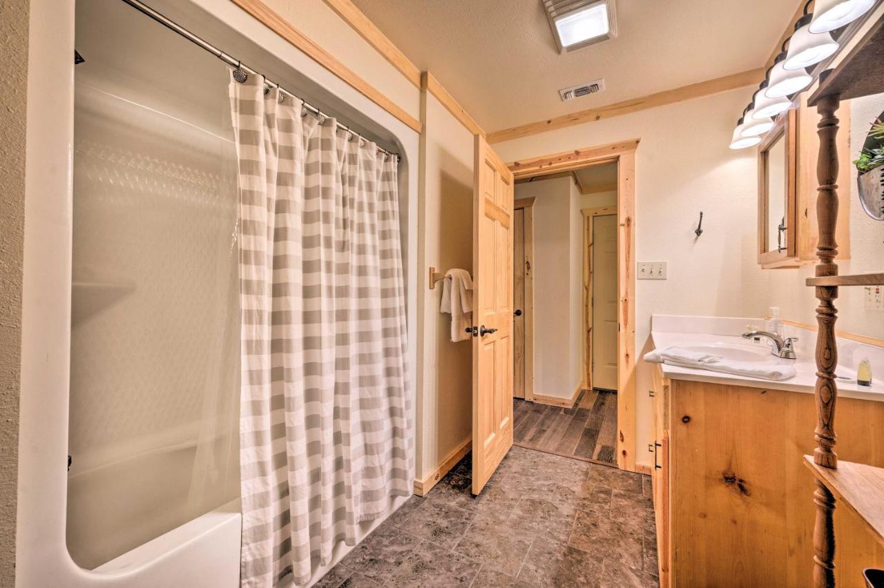 Broken Bow Retreat On 2 Acres With Hot Tub And Deck! 빌라 외부 사진